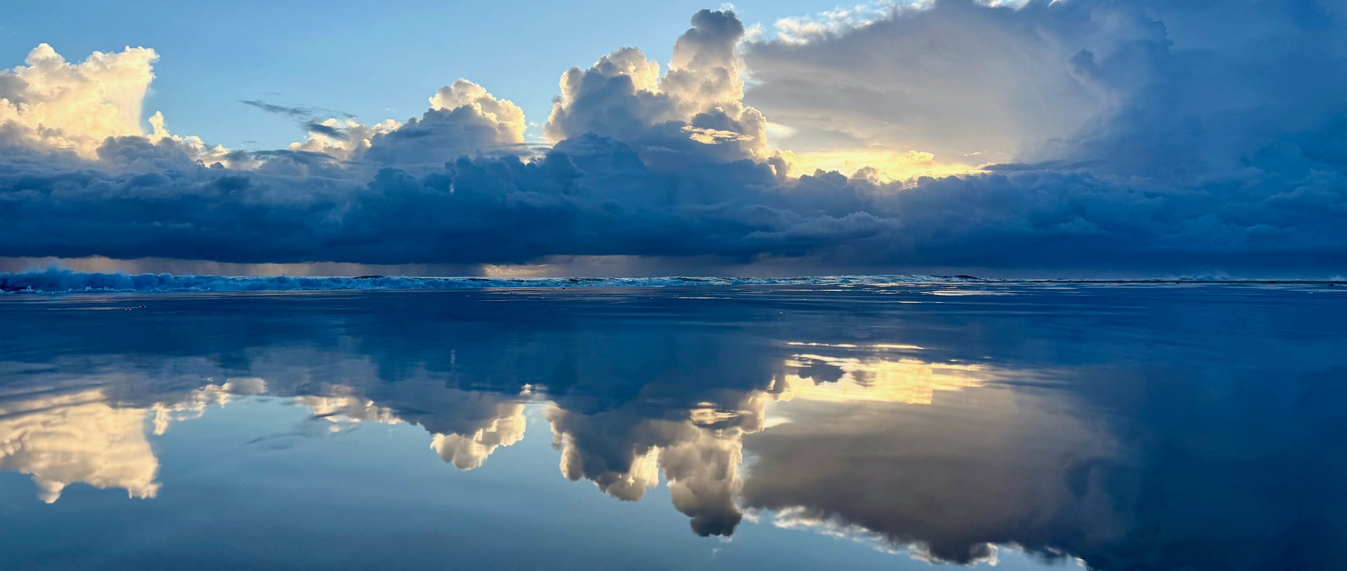 Horizonte de céu e mar com reflexo das nuvens — acolhimento