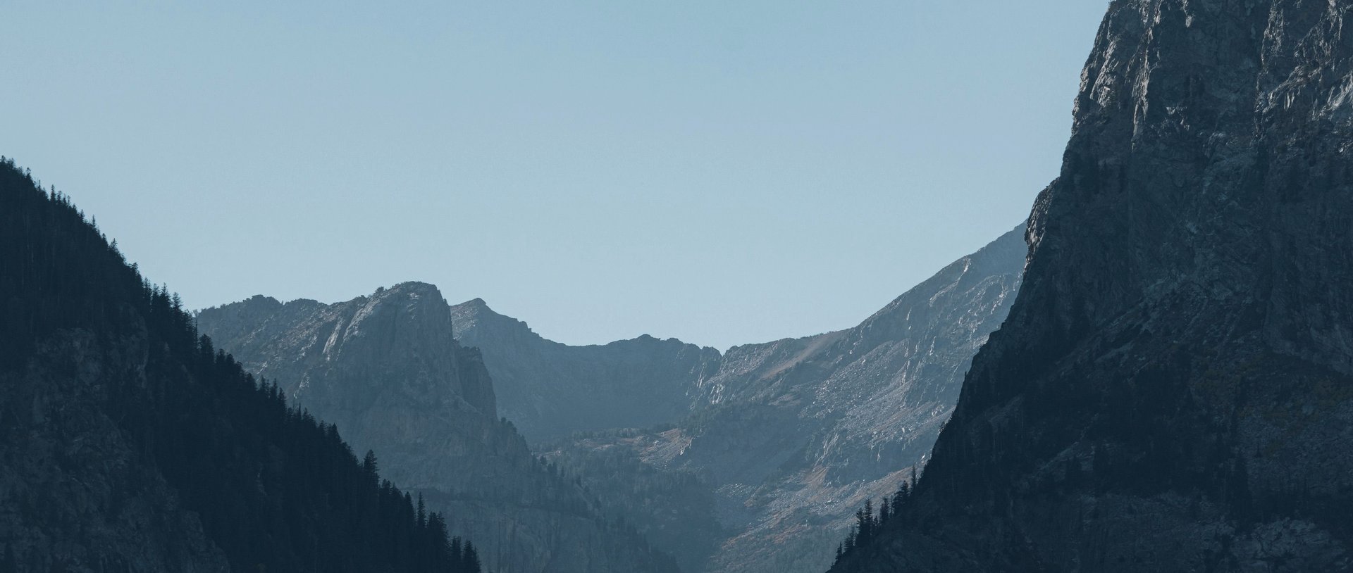 Vale entre montanhas com floresta de pinheiros — paisagem inspiracional